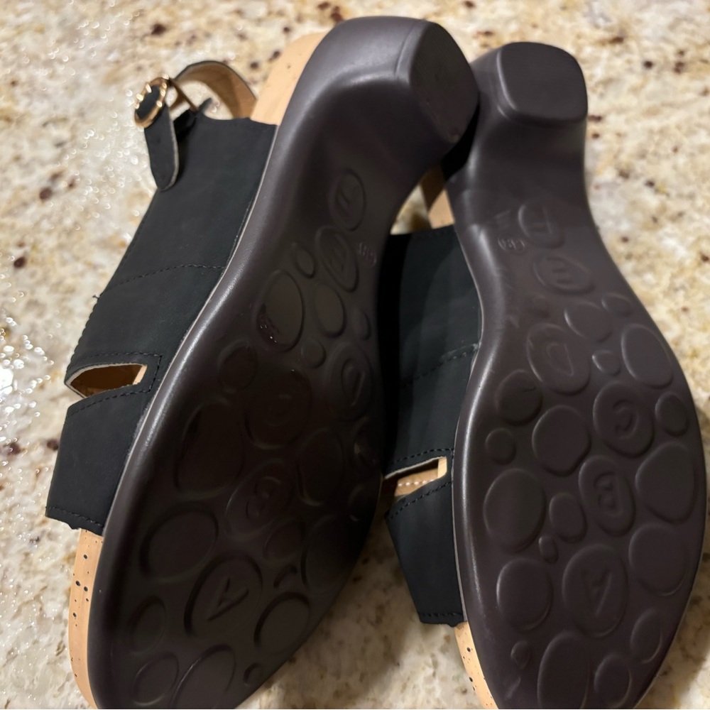 NWOT- size 7 black shoe